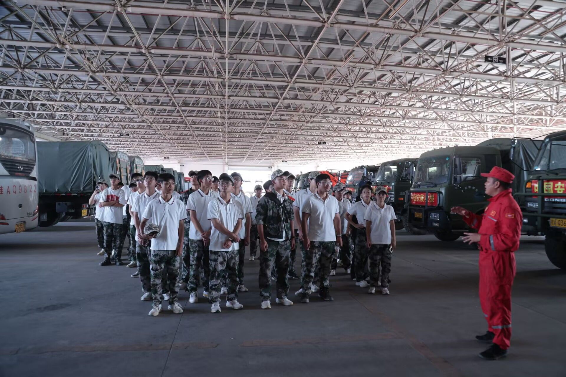 梁教官给师生上防洪应急抢险课