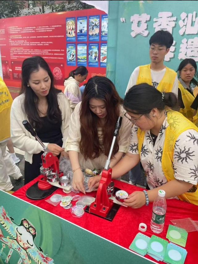 教师党支部教师在指导学生制作端午文创徽章 教师党支部教师在指导学生制作端午文创徽章