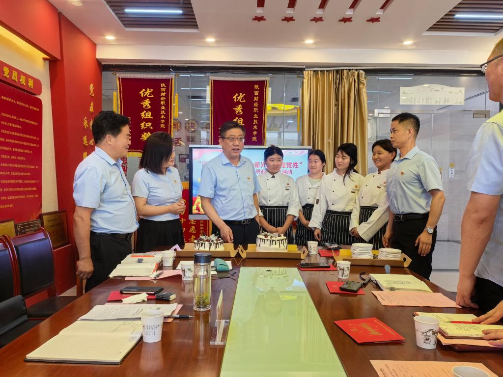 中西面点专业学生党员为过政治生日的党员教师赠送蛋糕