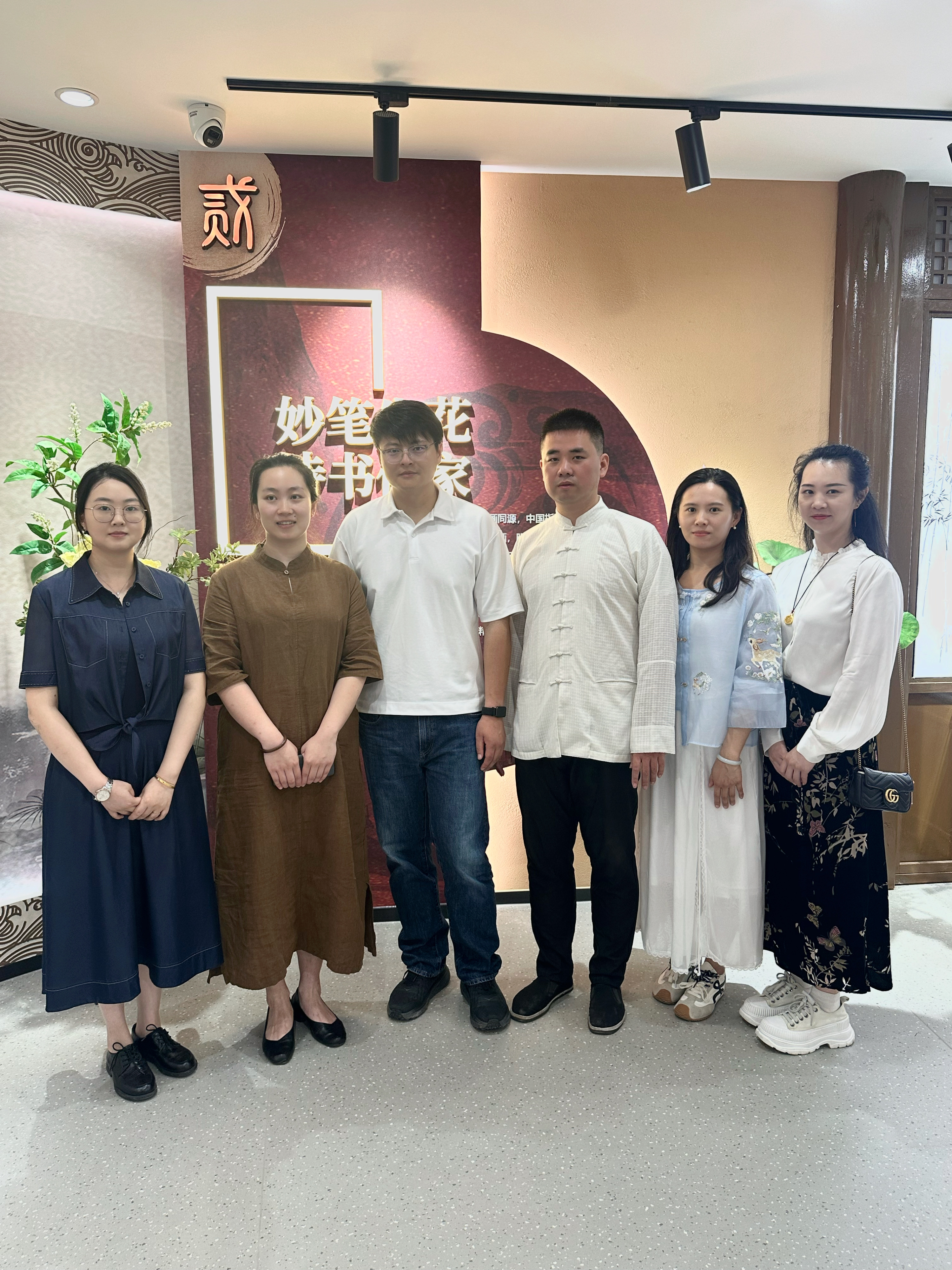 师生跟徐馆长的合影