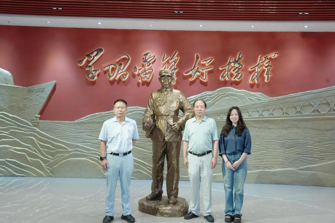 在雷锋文史馆合影