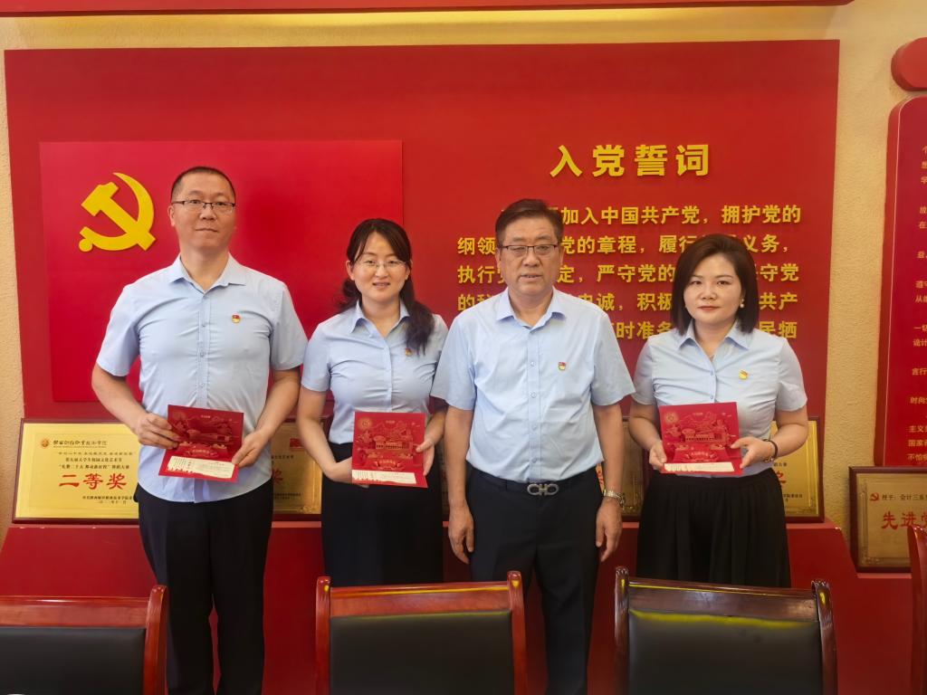 高玉峰为过党员政治生日的支部书记赠送政治生日贺卡