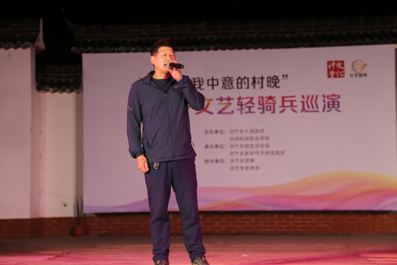 独唱《红旗飘飘》