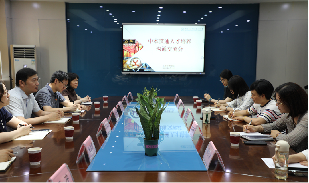 交流座谈会现场 交流座谈会现场