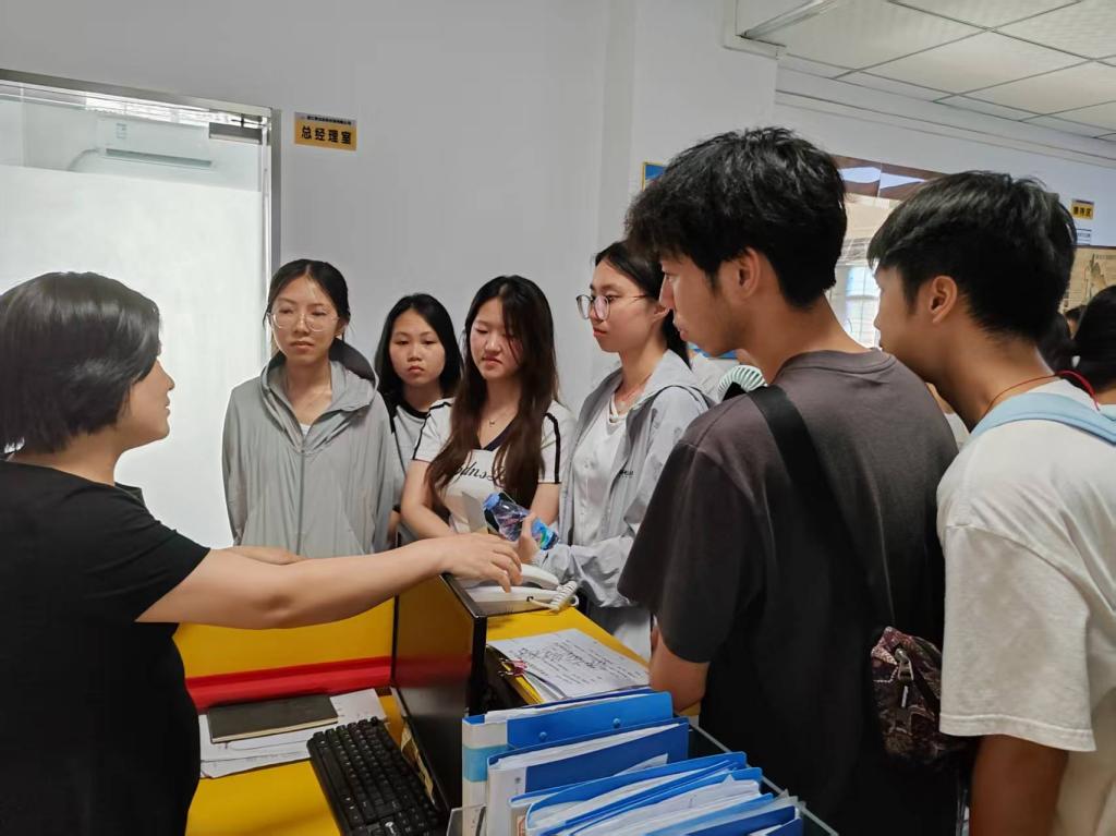 图3 学生实地观摩学习