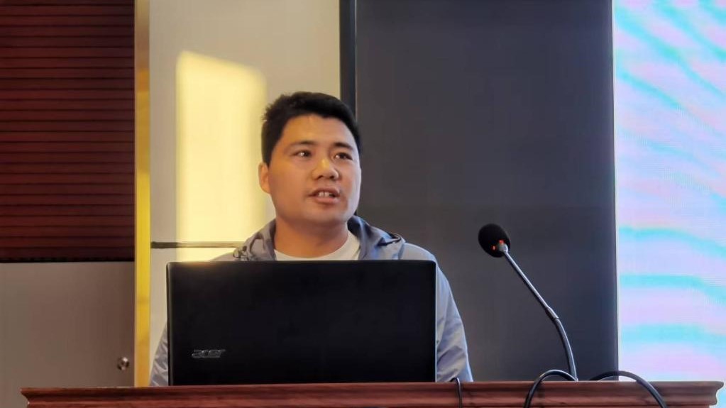 图1：赵英辉老师开展讲座