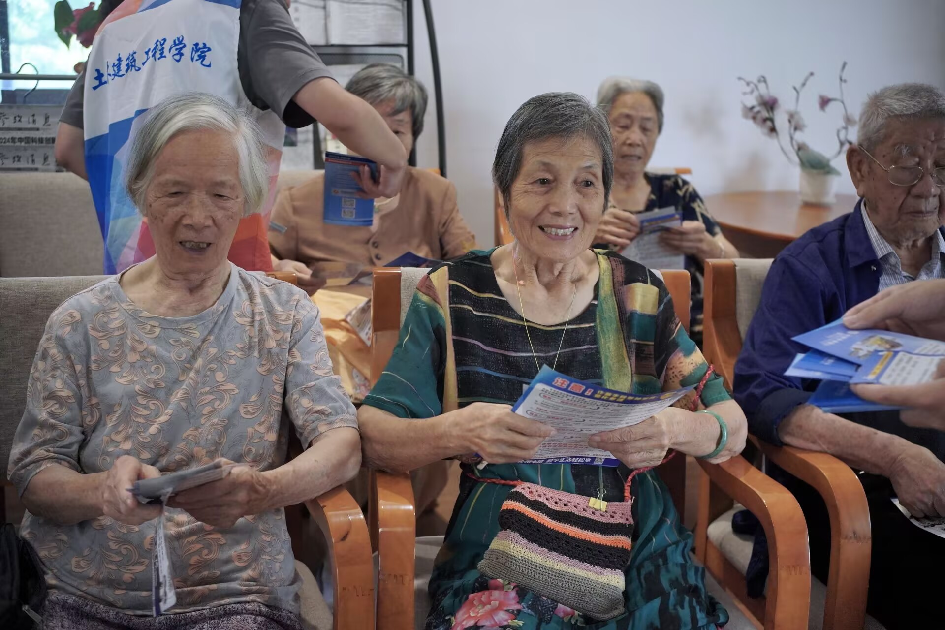 现场发放宣传资料照片 现场发放宣传资料照片