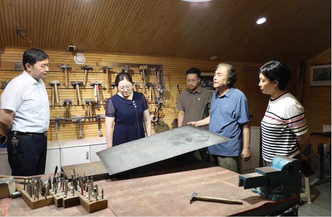 参观铁板浮雕艺术馆 参观铁板浮雕艺术馆