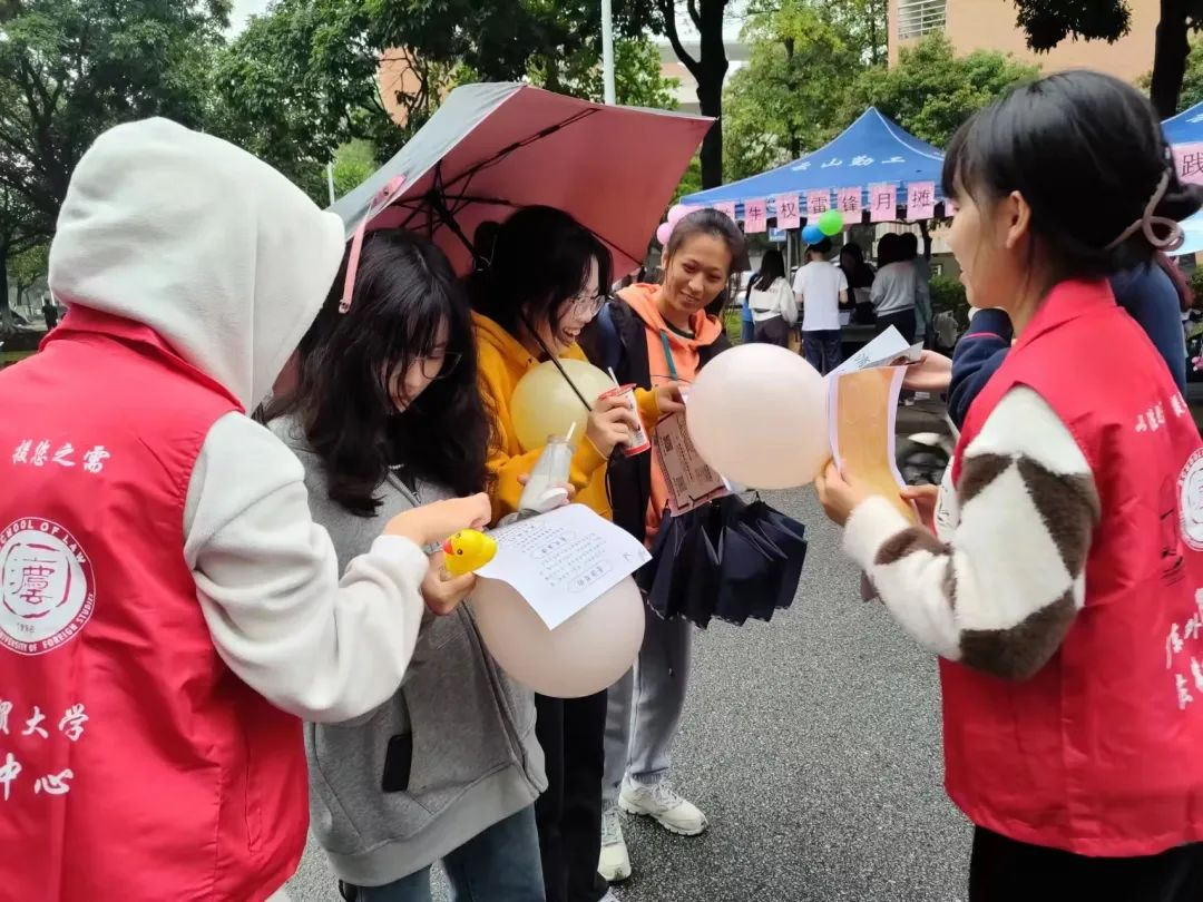 法援工作人员派发传单