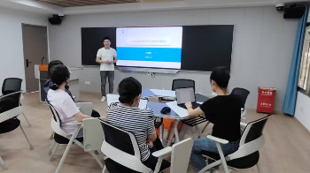 教师第一党支部成员开展人文社科类科研项目申报专题报告