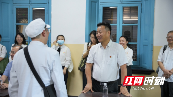 学习团在八班教室参与课堂互动