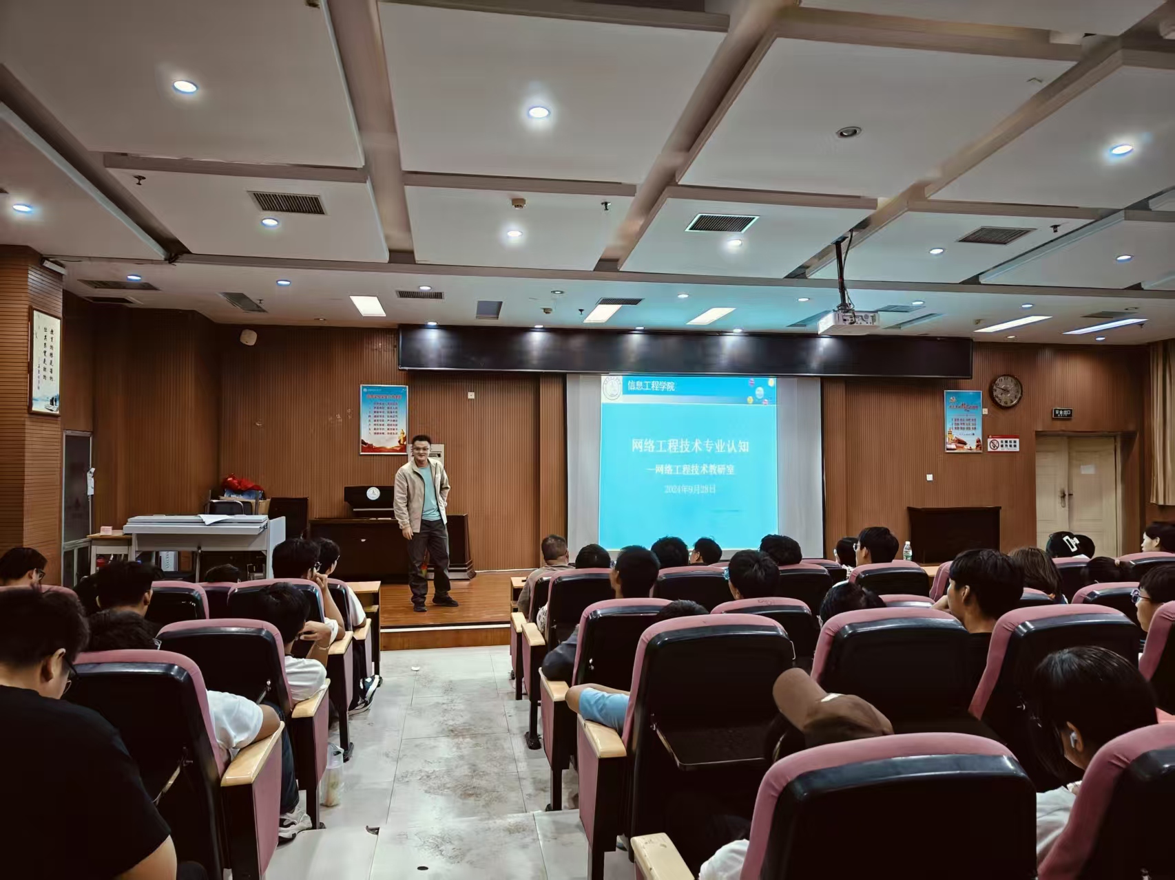 在讲座设置的互动研讨环节中，党员赵晨旭老师带领学生围绕“网络安全技术创新”“智能网络运维实践”等议题展开热烈讨论，激发学生对专业领域的探索热情。