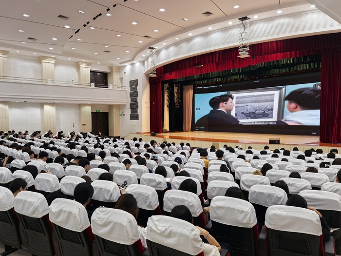 观看电影《我和我的青春》