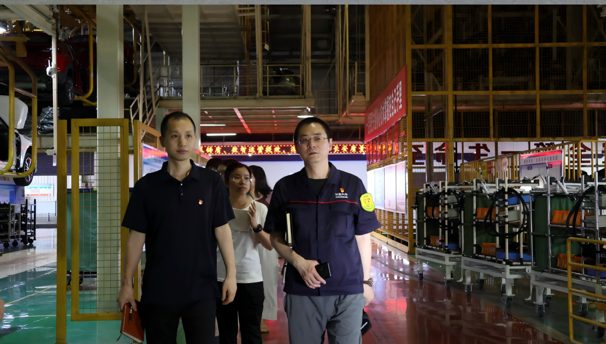 参观总装车间(1) 参观总装车间(1)