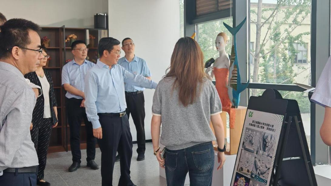 绍兴市委书记调研我校建筑艺术学院(贝茨建筑工程师学院)创新创业实践团队 绍兴市委书记调研我校建筑艺术学院(贝茨建筑工程师学院)创新创业实践团队