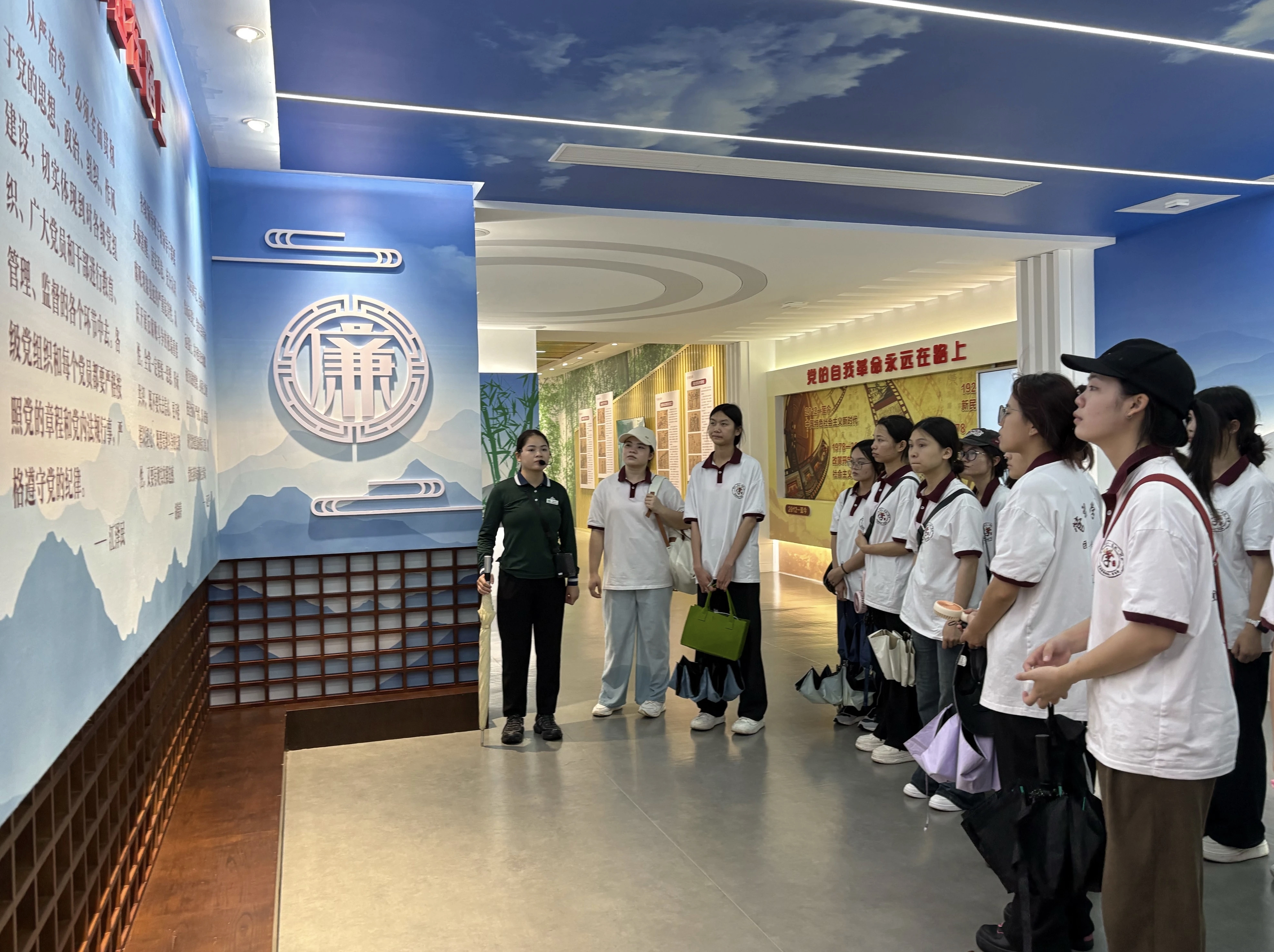 图为参观竹廉文化文化主题馆