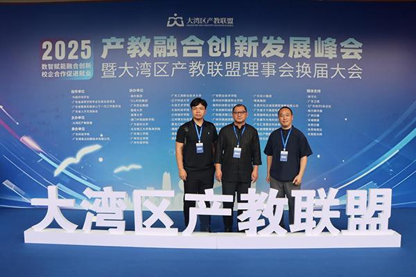 艺术设计学院教工党支部书记方建松（左一）一行现场留影