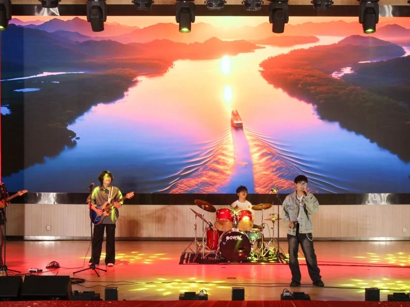 乐队演唱《光辉岁月》