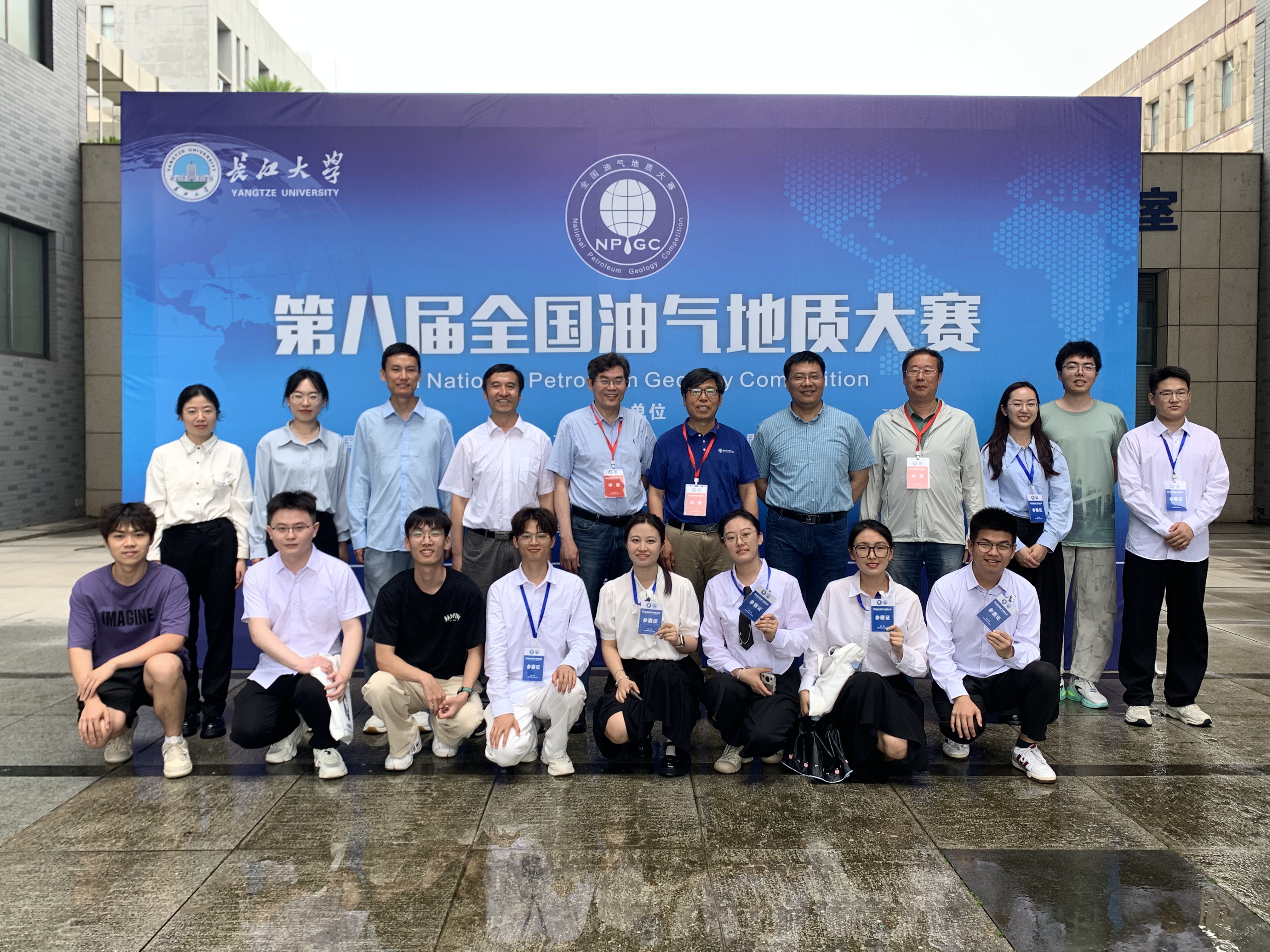 部分教师与参赛选手合影 部分教师与参赛选手合影