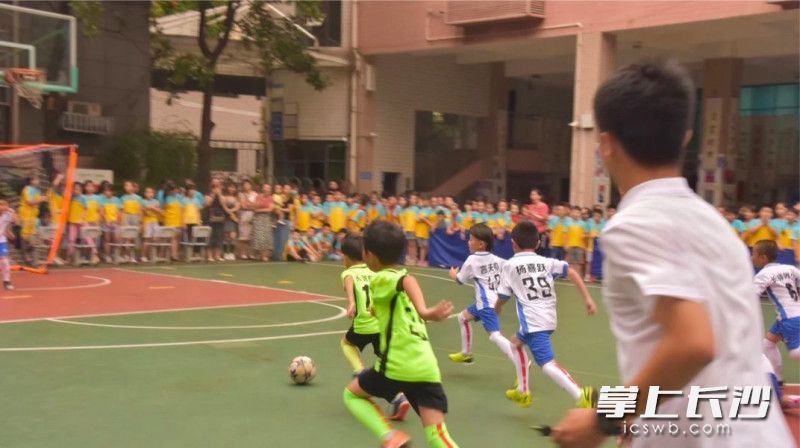 篮球场变足球场。 均为长沙师范学院附属小学供图