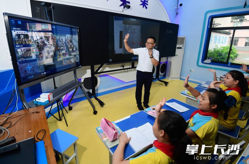 学生们在老师的带领下和怀化溆浦的学生们同上一节课。