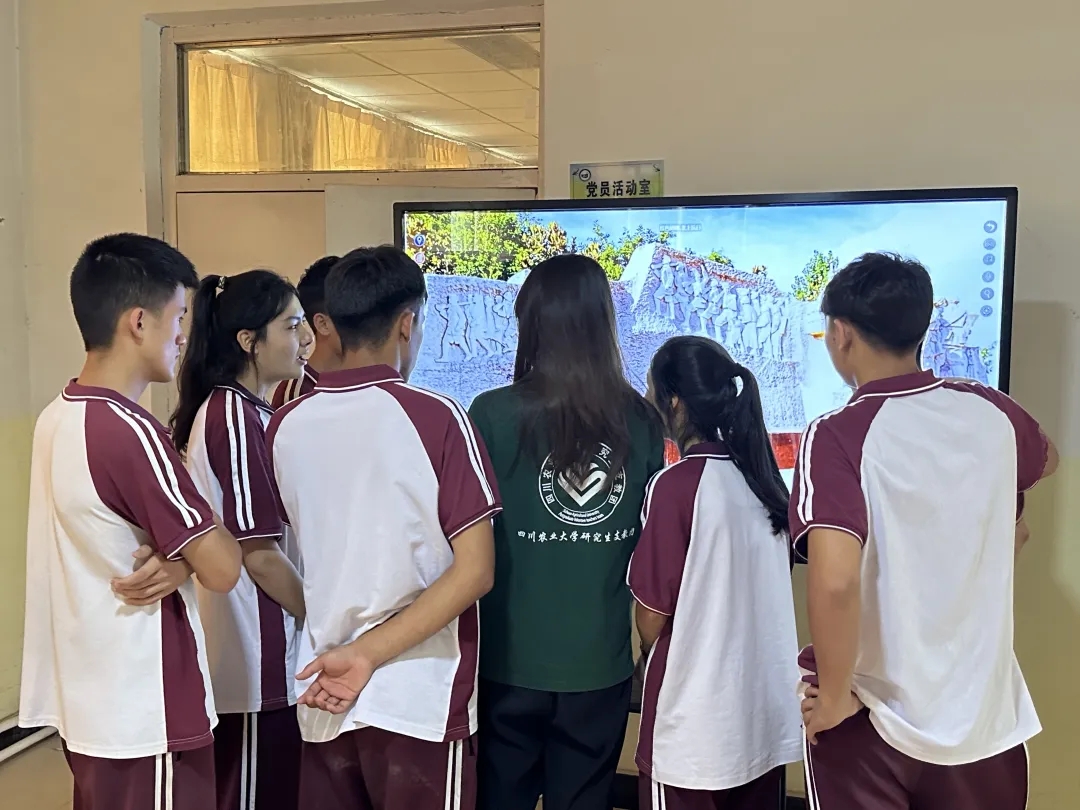 图 学生正参观主题展览 图 学生正参观主题展览