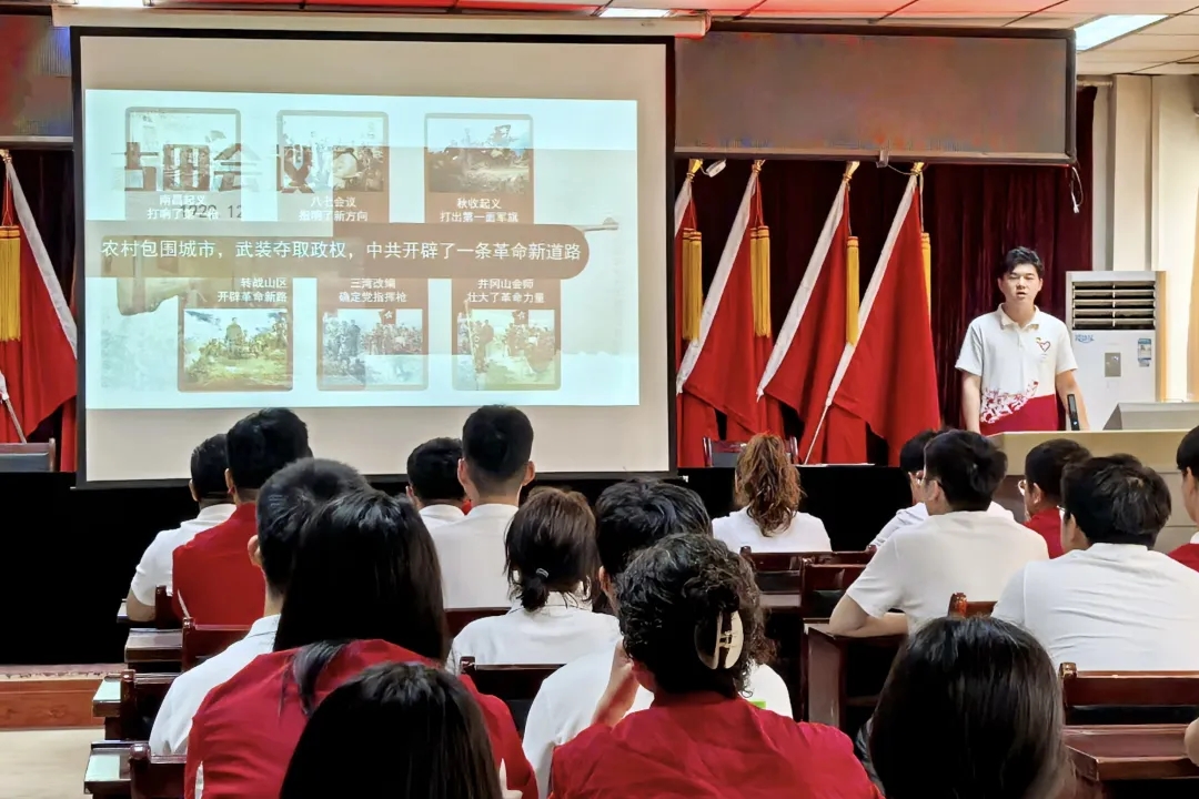 图 研支团成员周朝晖开展主题讲座 图 研支团成员周朝晖开展主题讲座