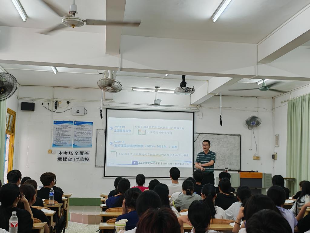 邓校讲思政课照 邓校讲思政课照