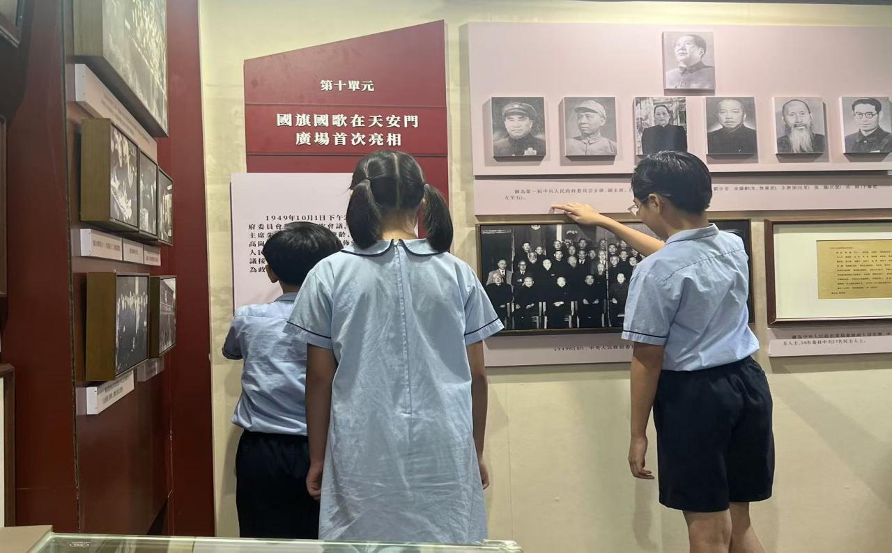 图4 香港陈吕重德纪念学校学生观展