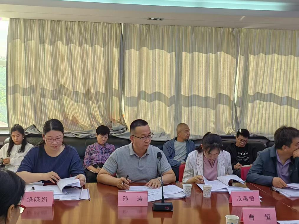 饶晓娟同志与专家共同研讨