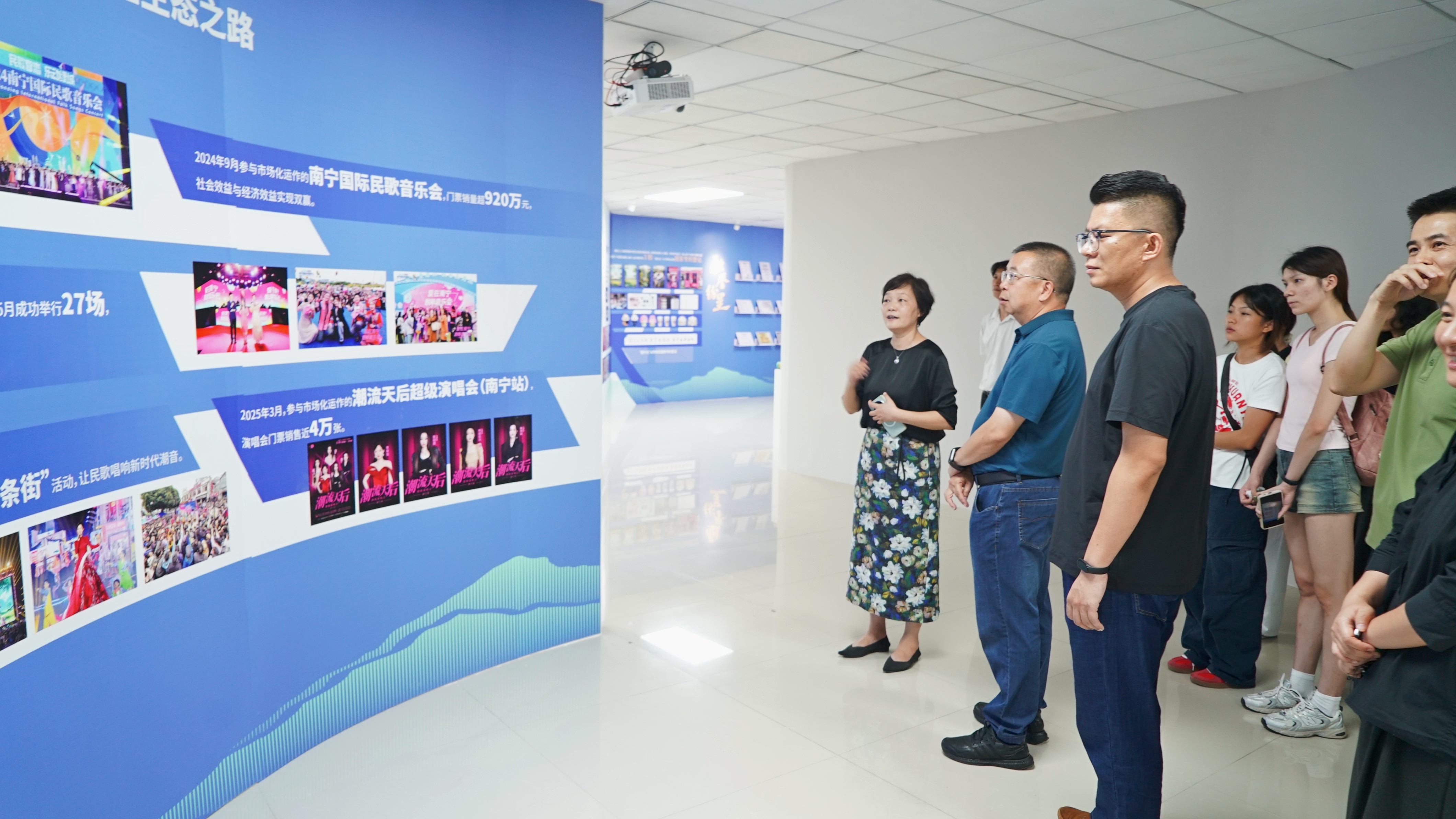 融媒体服务党小组前往南宁市融媒体中心开展社会实践服务 (1)