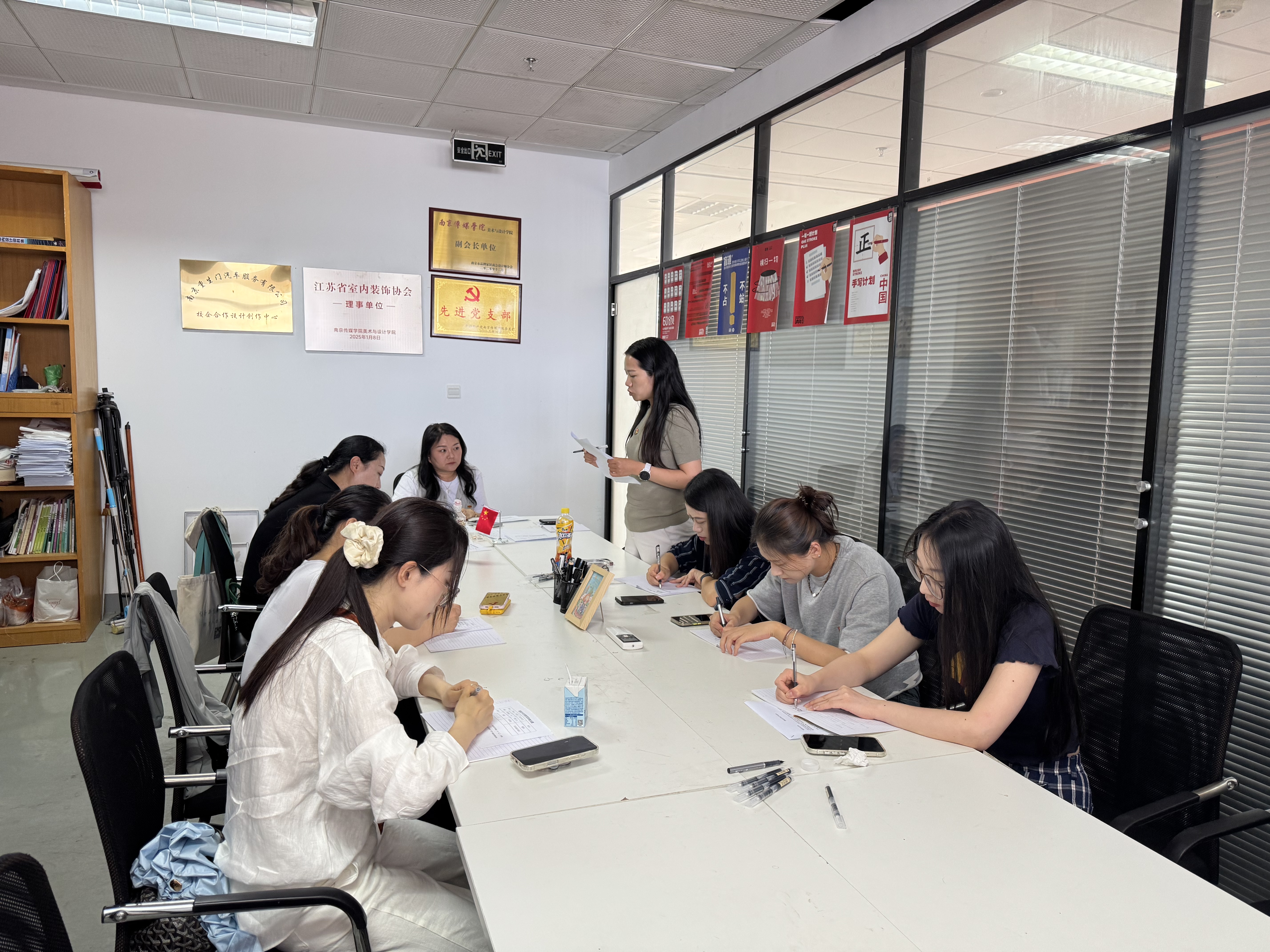 朱雅丽同志汇报个人情况