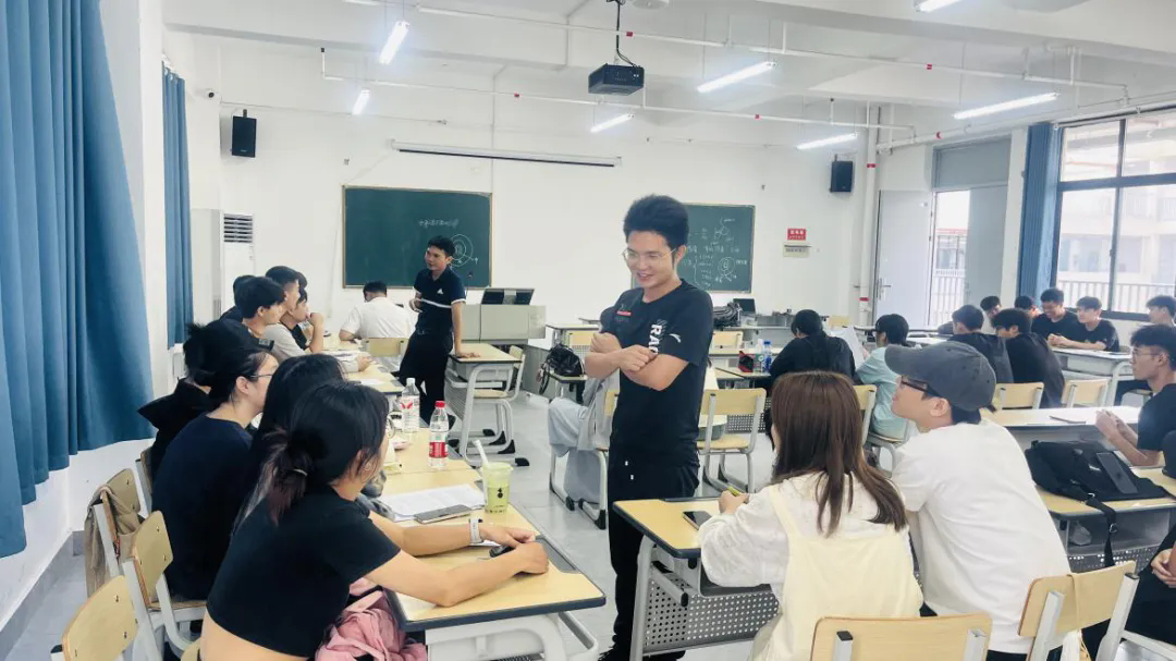 党员老师为同学们作专业能力提升指导