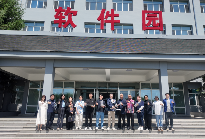 图片3 马来西亚代表团与学院教师合影 图片3 马来西亚代表团与学院教师合影