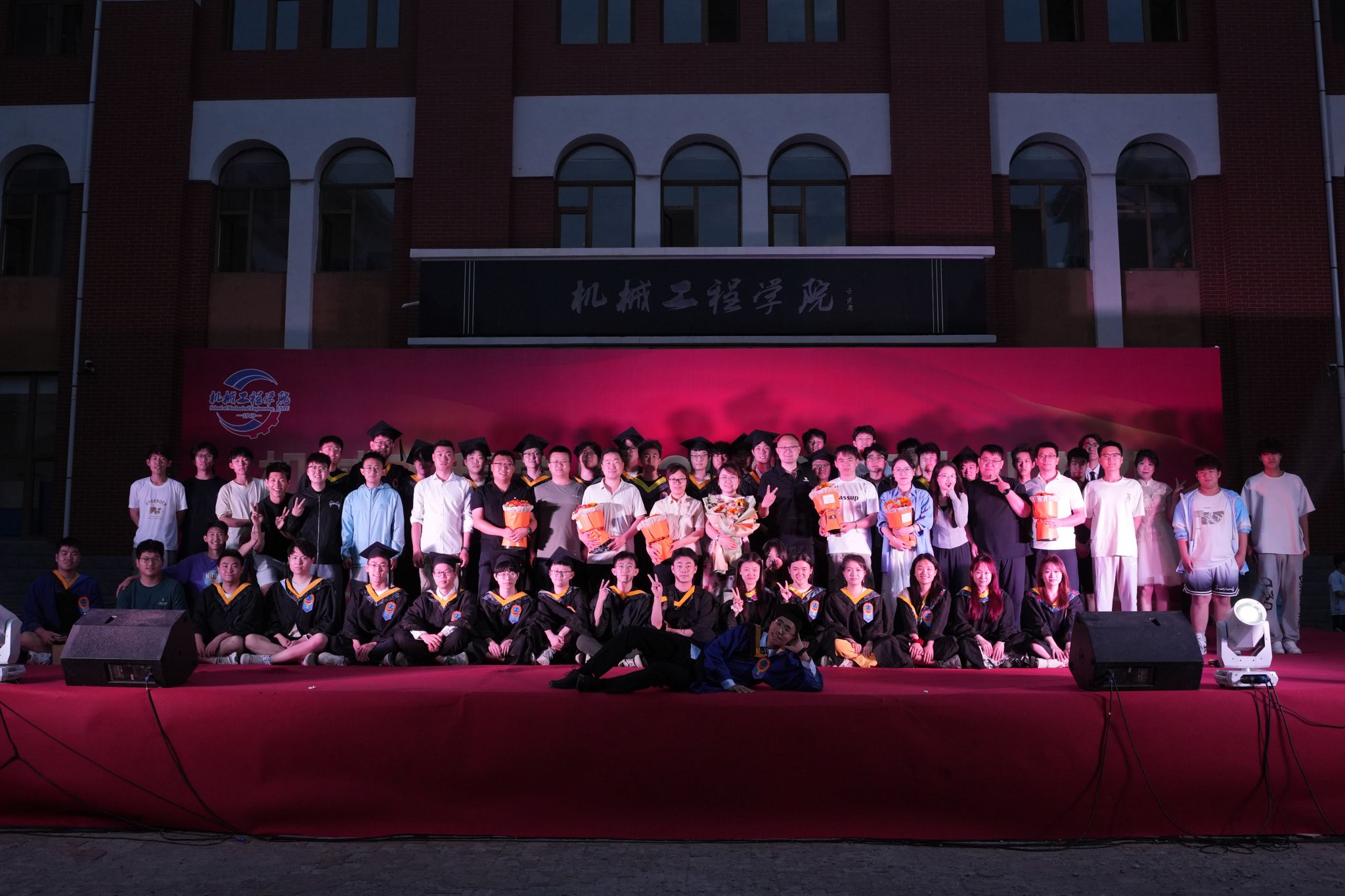 图10 师生合影留念