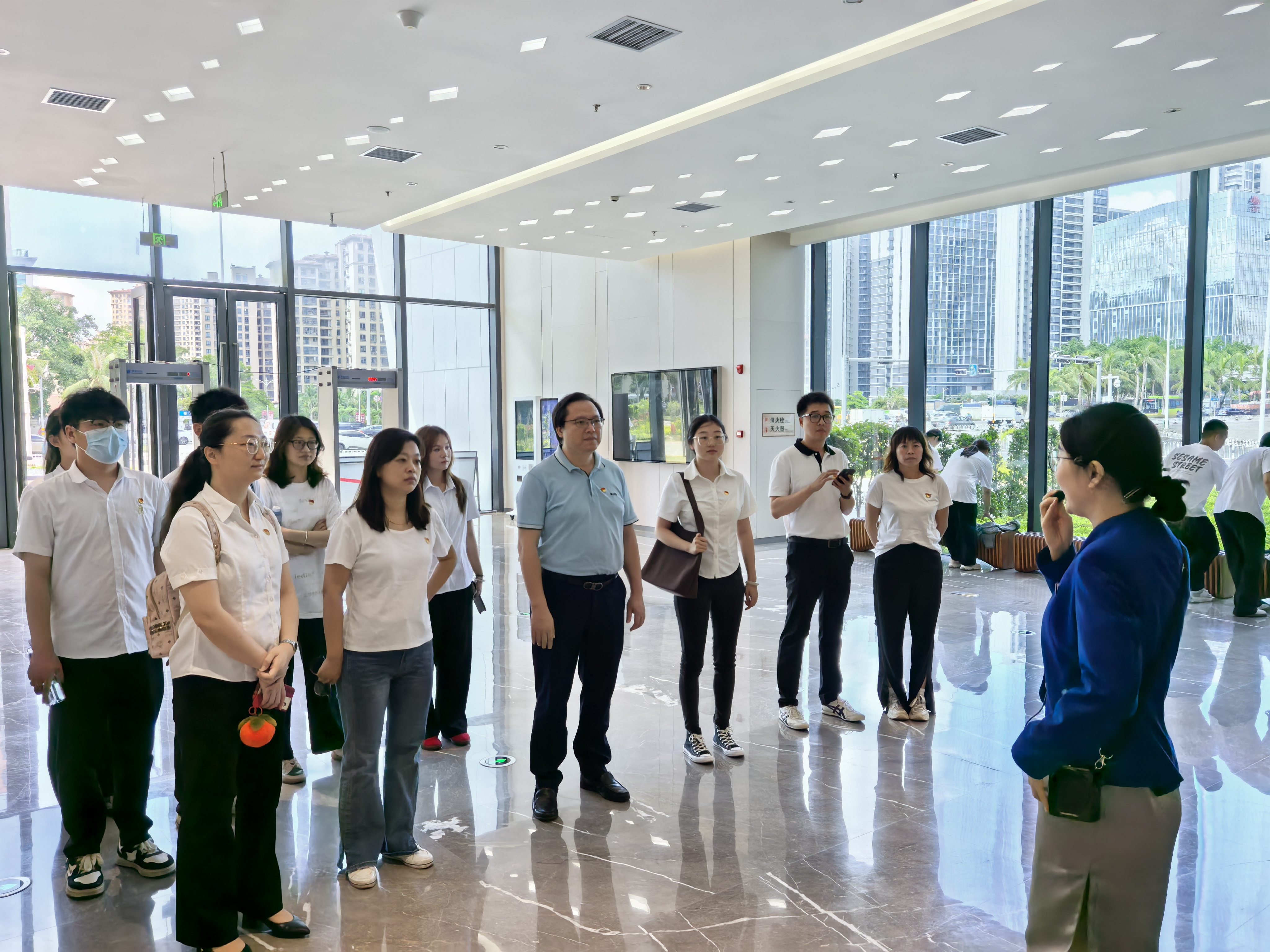 大家倾听听讲解员介绍展馆 大家倾听听讲解员介绍展馆