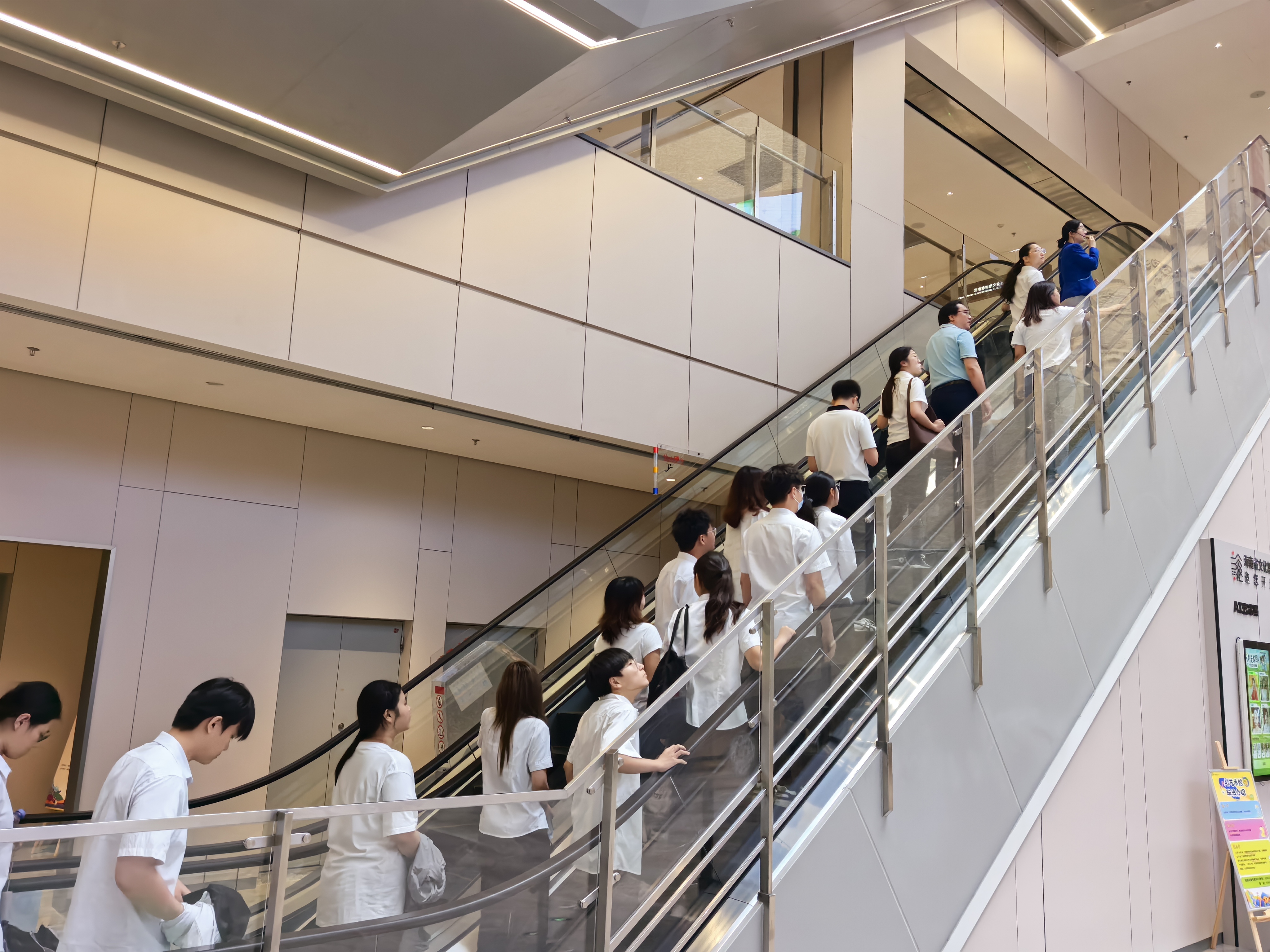 同志们有序参观展馆 同志们有序参观展馆