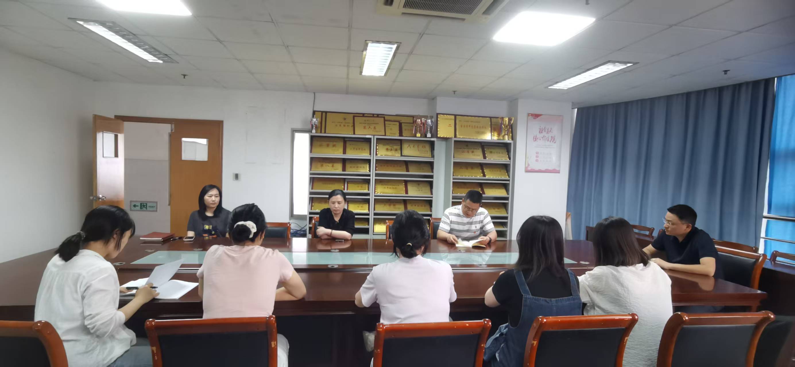 教师第一党支部积极参加学校党员集中党课 深入研讨作风建设重要论述