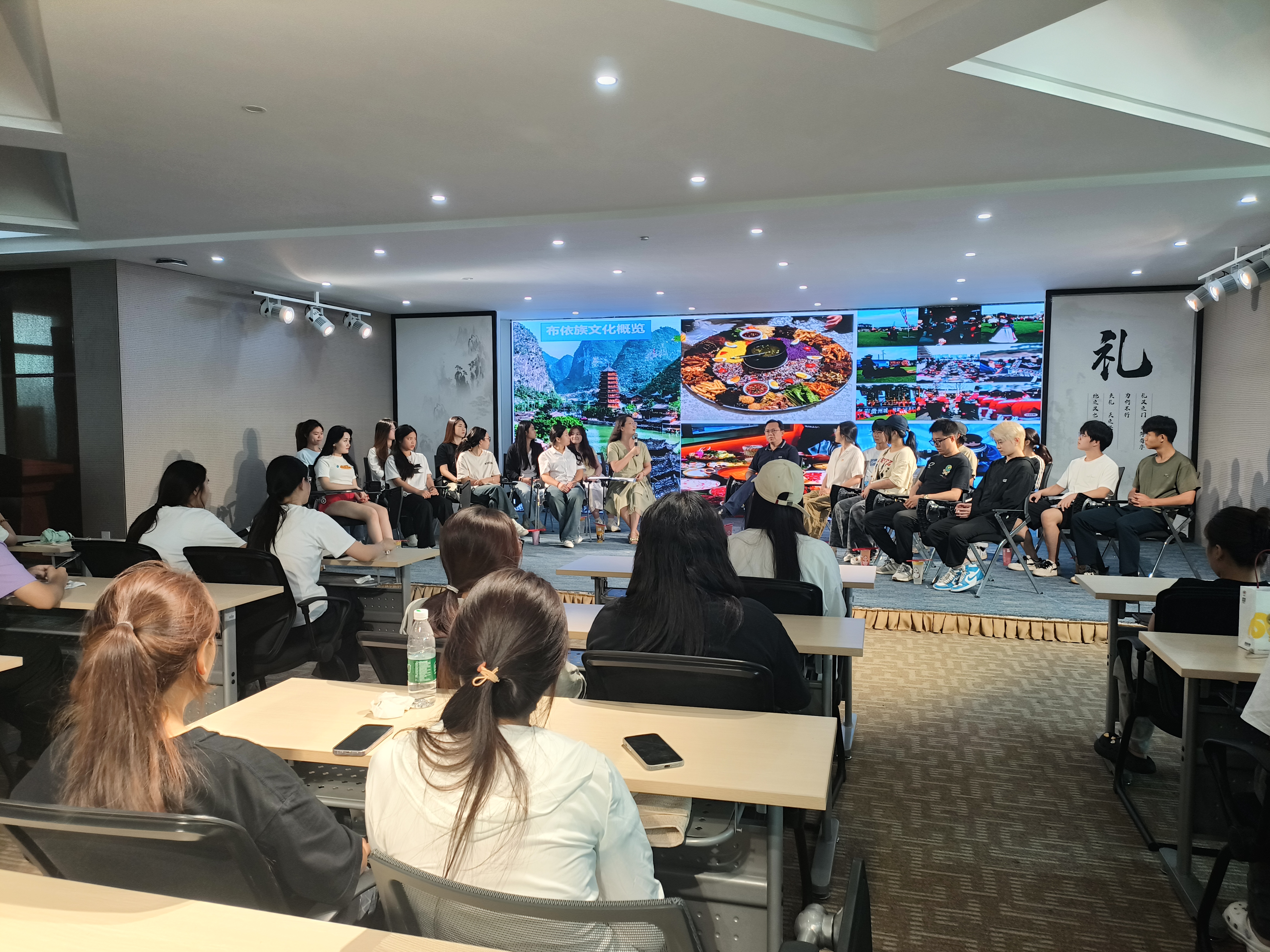 各族学生代表分享本民族文化特色4