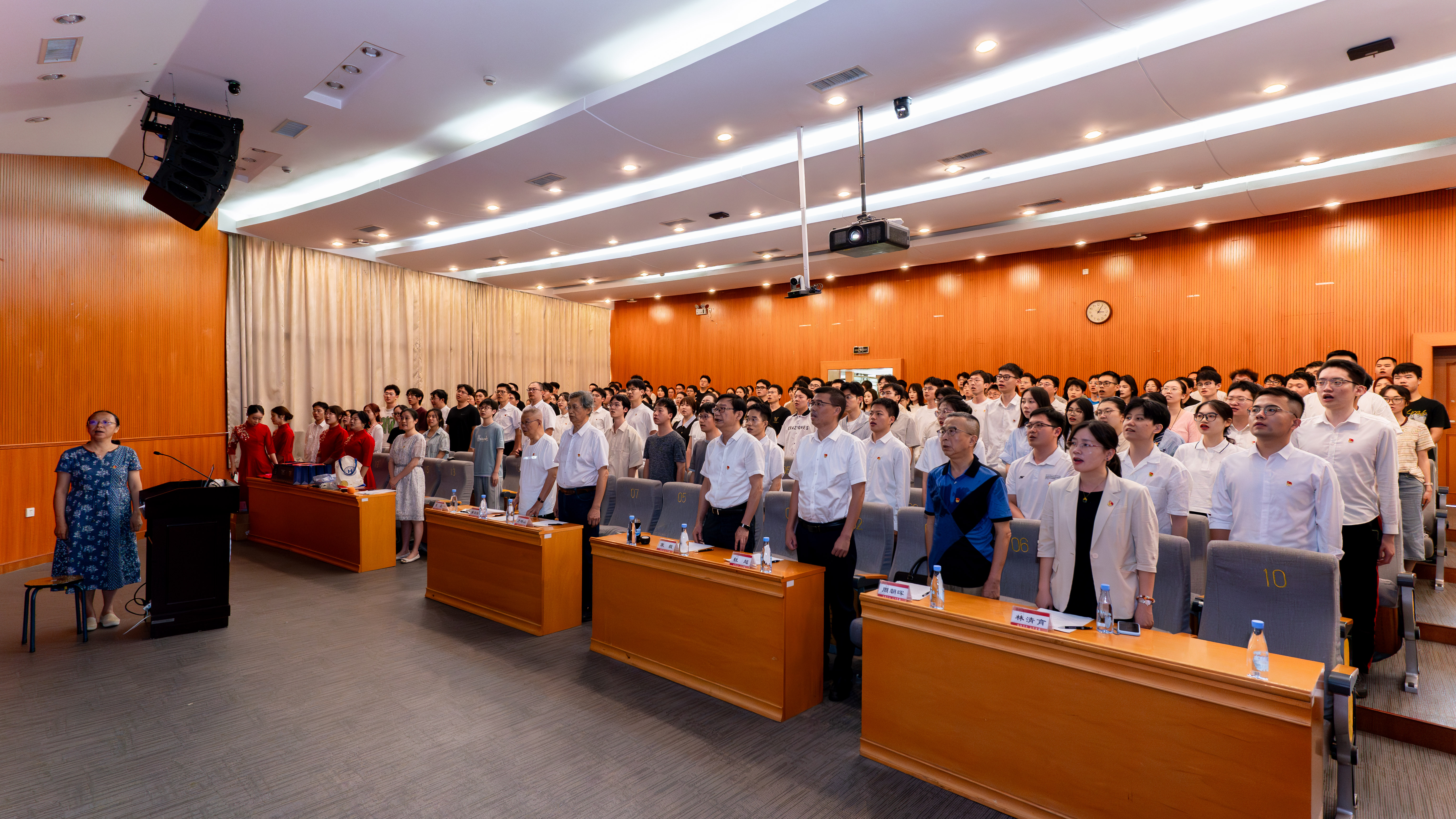 学廉强党性 启程建新功——厦门大学化学化工学院上好毕业生党员行前“最后一堂党课”