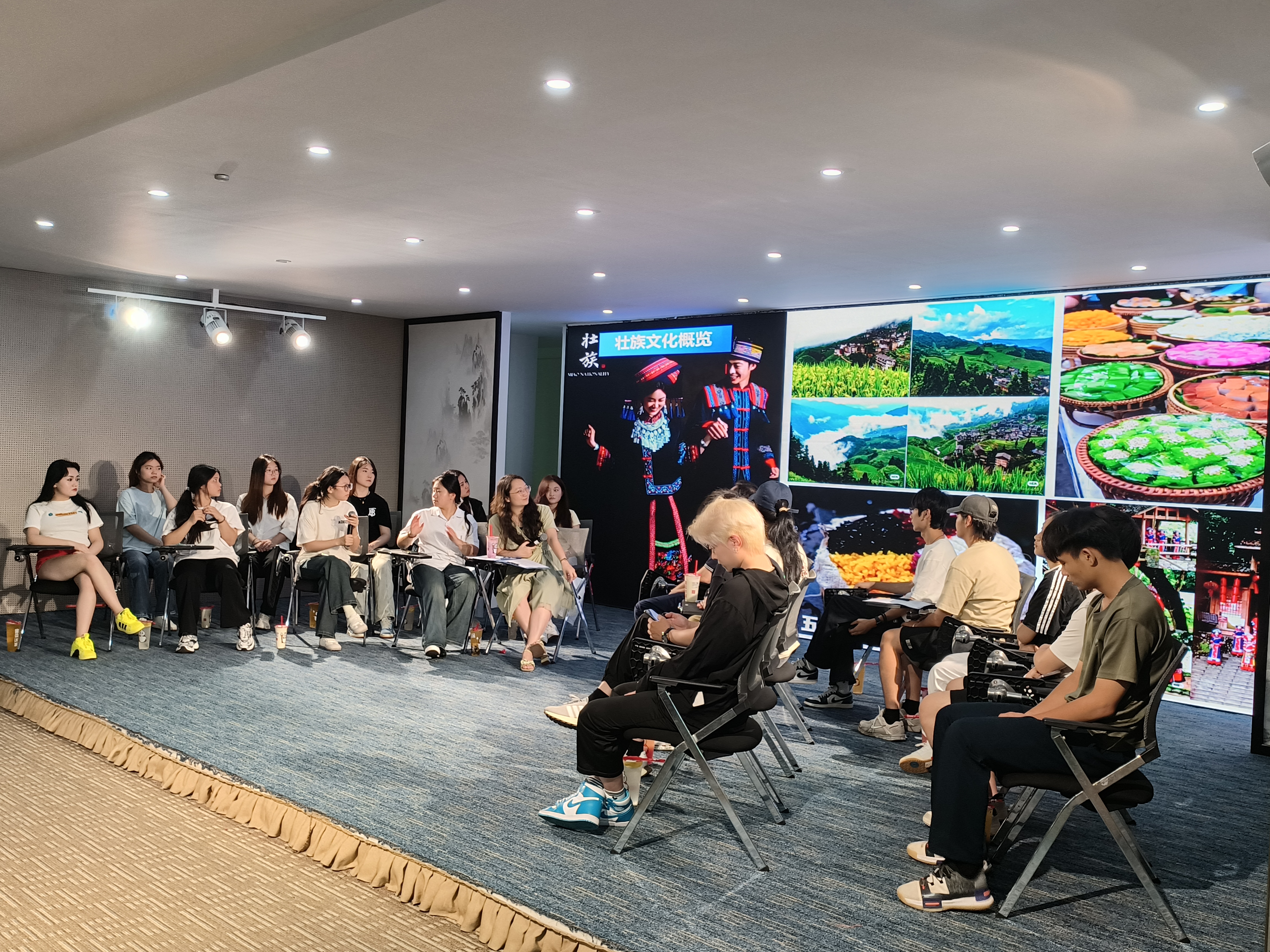 各族学生代表分享本民族文化特色1