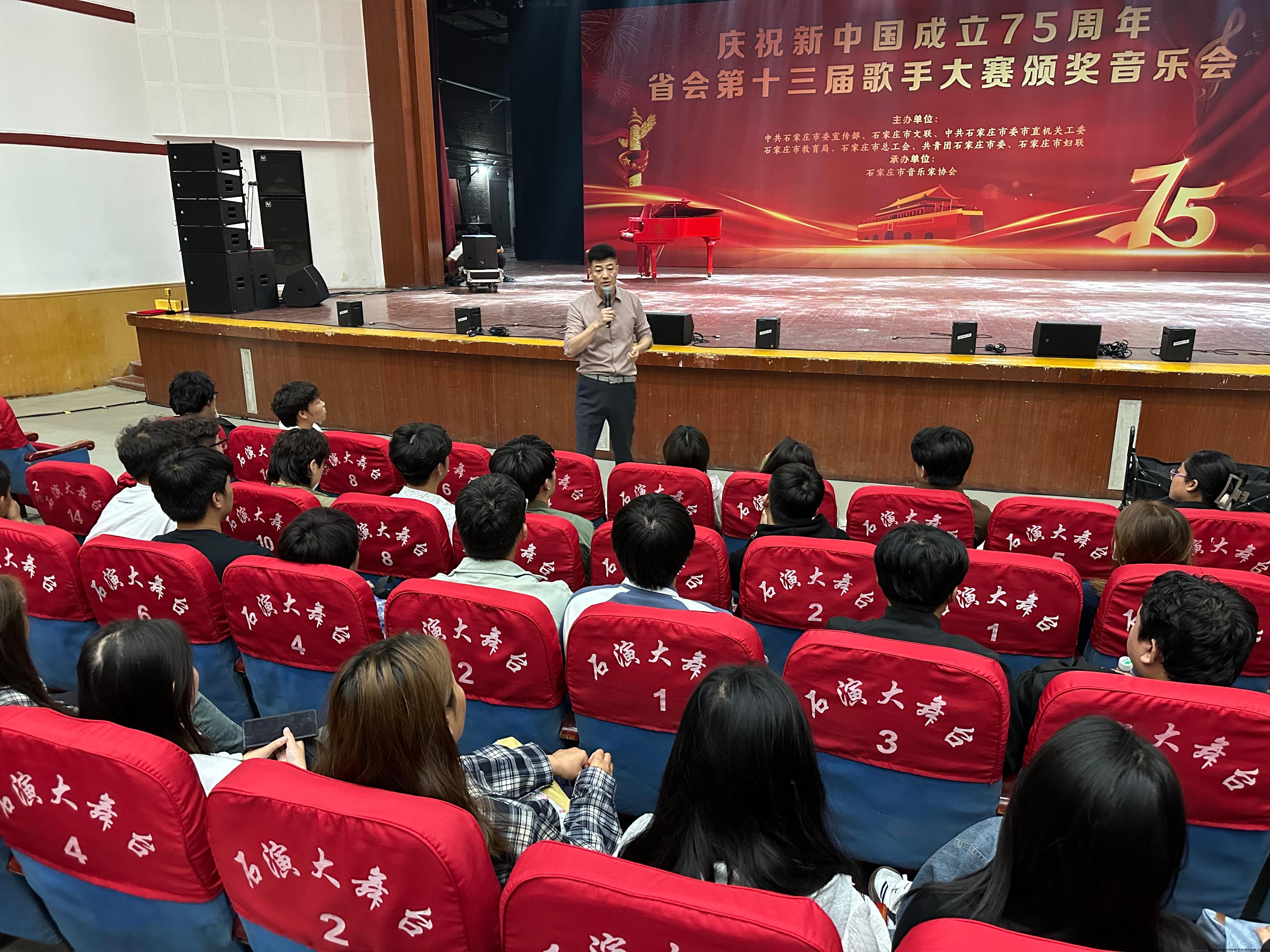 校外导师进行全面细致的讲解