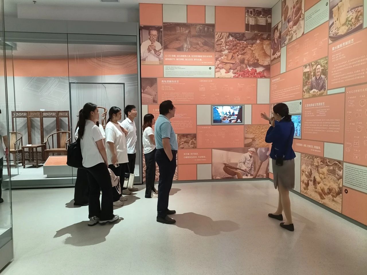 党员们在讲解员的引导下了解海南本土少数民族非遗文化 党员们在讲解员的引导下了解海南本土少数民族非遗文化