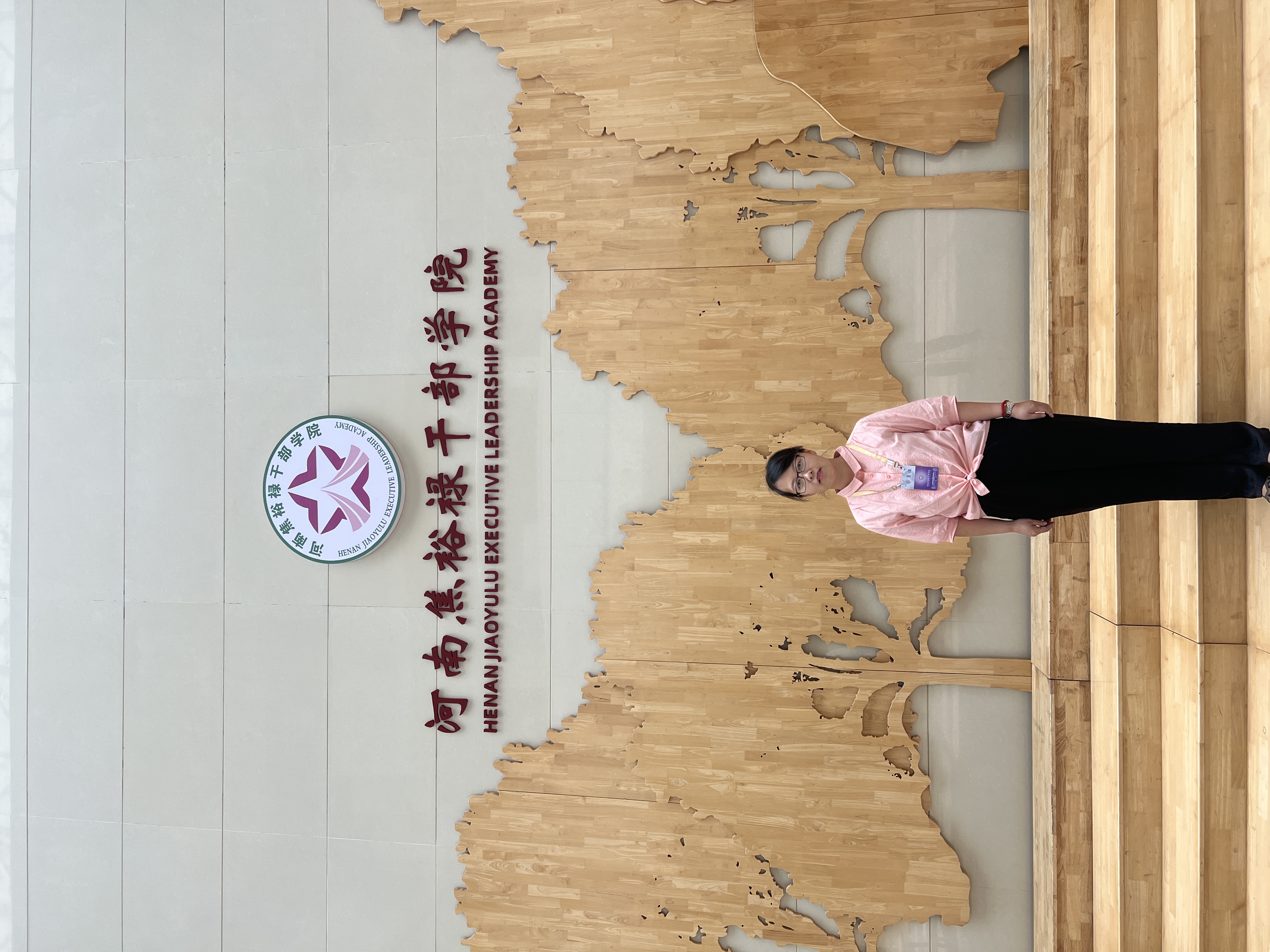 巴蕾书记在焦裕禄干部学院学习留影