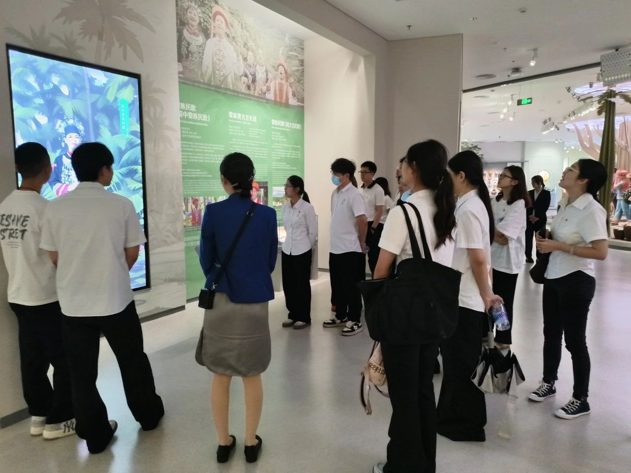 党员们欣赏非遗文化黎族民歌 党员们欣赏非遗文化黎族民歌