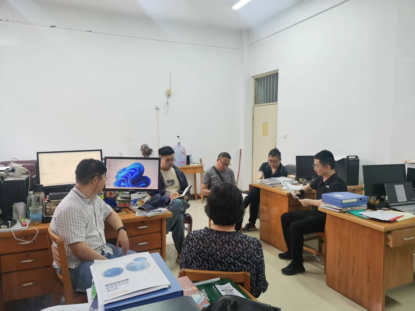 电气自动化党小组集中学习中央八项规定精神