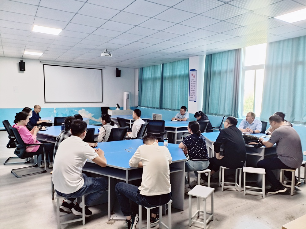 机械党小组在代表分享个人学习心得