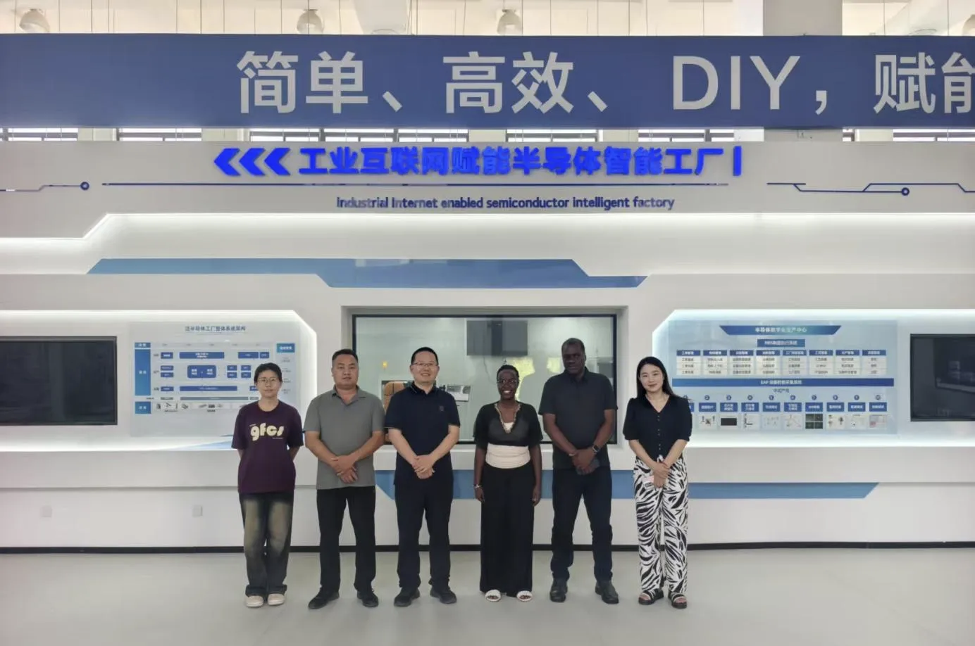 国际交流促提升——肯尼亚师生参观我院物联网应用技术专业实训基地1