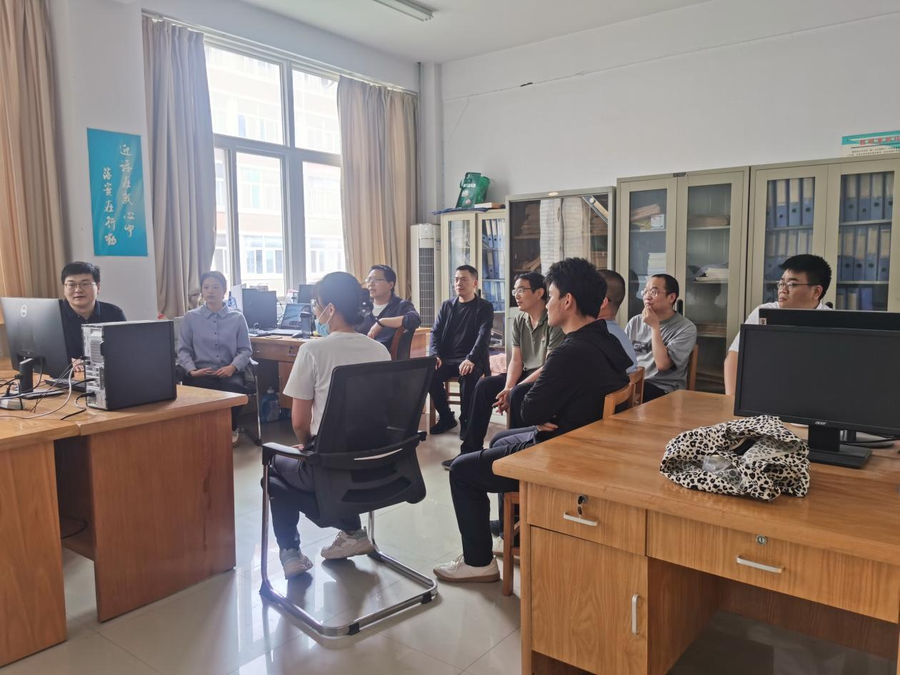 机器人党小组集中观看违反八项规定精神相关的警示教育片