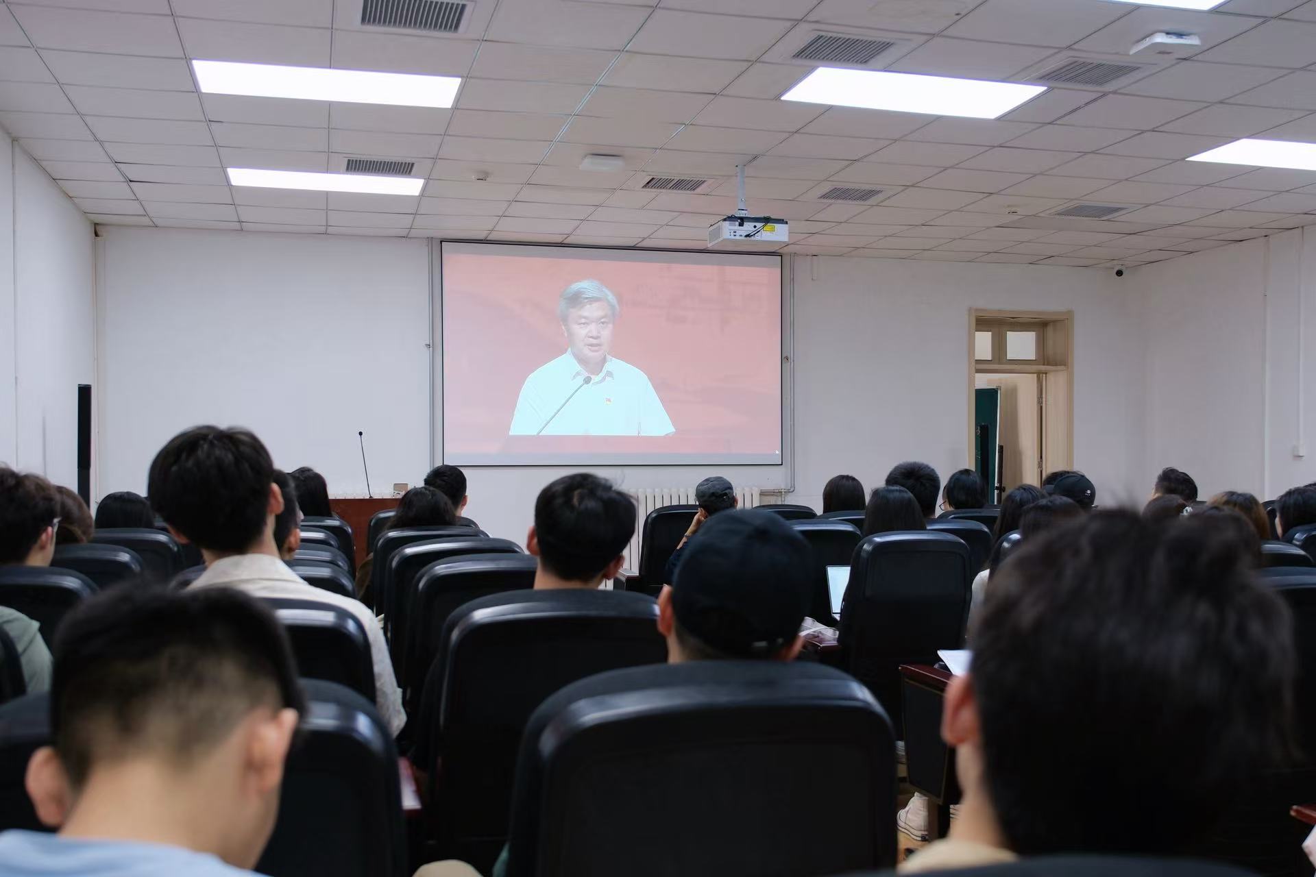 廖书记主持大会